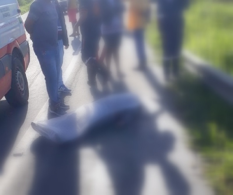 Governador Mangabeira: mulher morre após colisão entre van e motocicleta na BR-101
