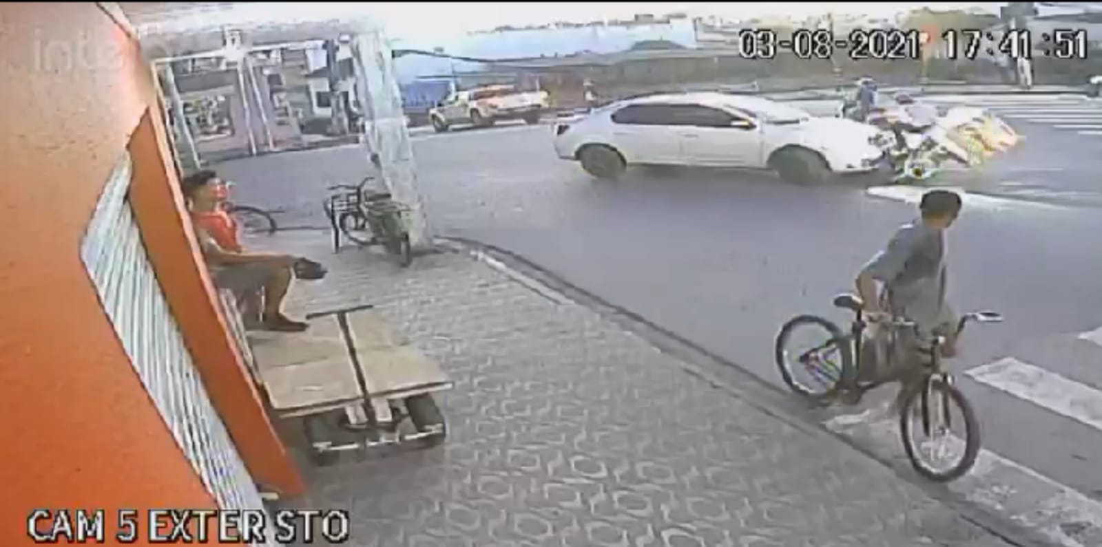 Vídeo: câmera flagra motociclista sendo atropelado e arrastado em sinaleira de SAJ