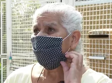 Idosa pede gordura de boi em açougue para alimentar família