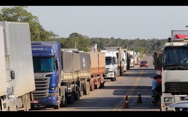 PRF desbloqueia rodovias ocupadas por caminhoneiros 