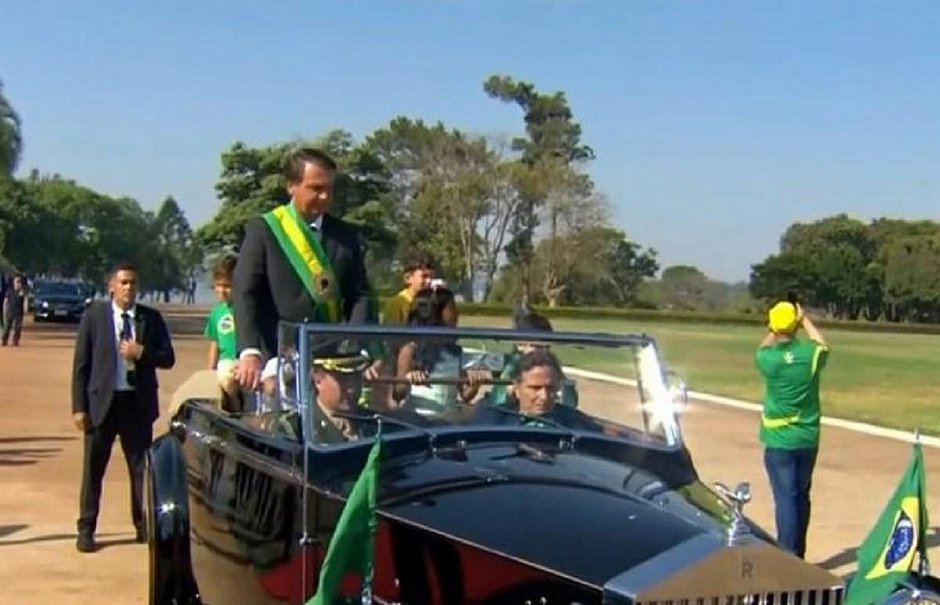 Vídeo: Bolsonaro chega a cerimônia em Rolls Royce dirigido por Nelson Piquet