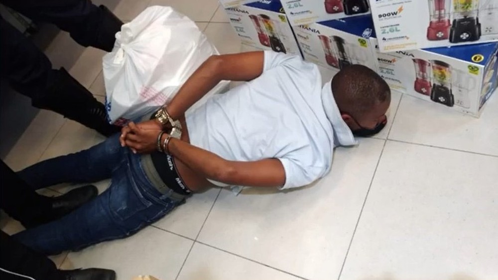Homem é preso ao se esconder em loja de eletrônicos de shopping para tentar roubar mais de 40 celulares