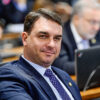 Flávio Bolsonaro diz que operação sobre produtora de 'Dark Horse' não tem 'nada a ver' com o filme