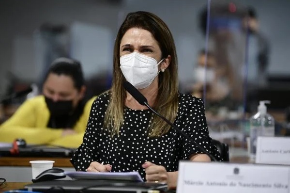 Órfã da Covid critica Bolsonaro por imitar pessoa sem ar: “Muito doloroso”