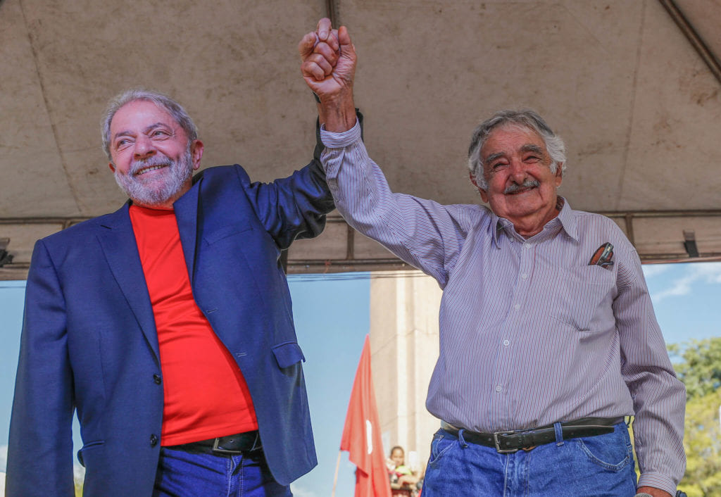 Lula e Mujica combinam de conversar mensalmente