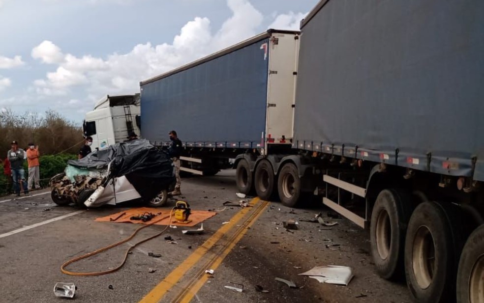 Acidente entre carro e carreta deixa quatro mortos na BR-116, em Vitória da Conquista