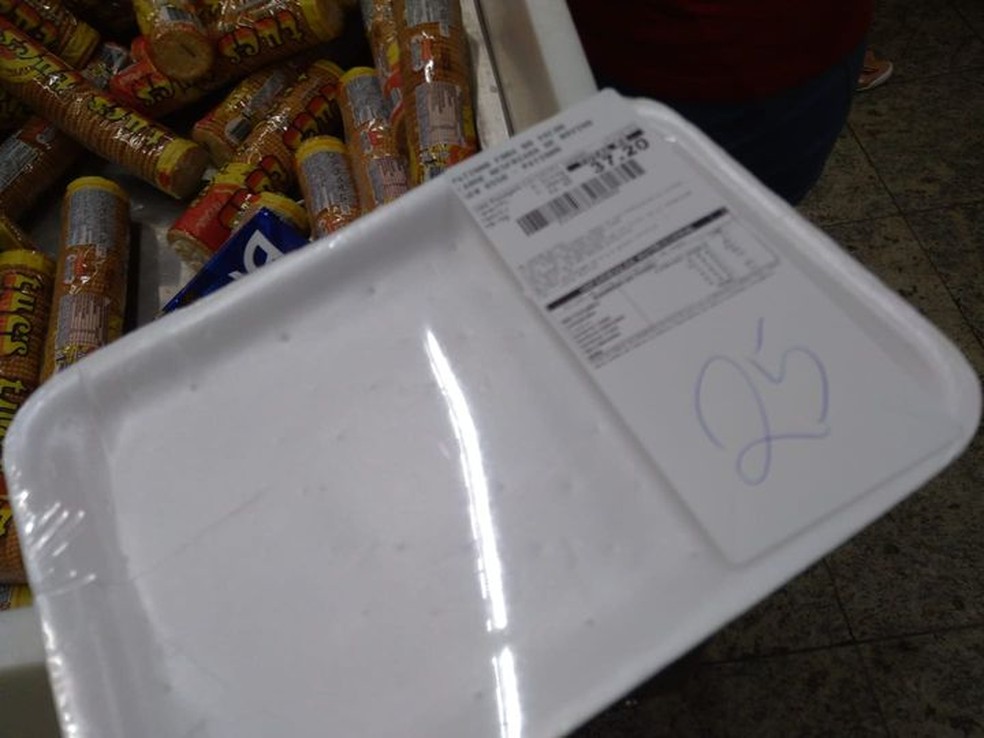 Supermercado entrega bandeja de carne vazia até que pagamento seja concluído