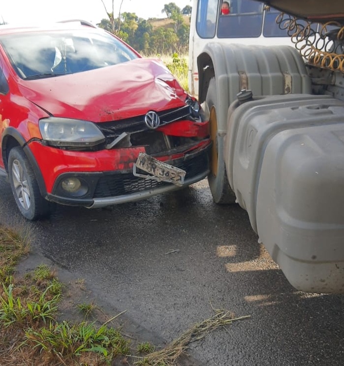 SAJ: acidente entre dois caminhões e um veículo de passeio é registrado na BR-101, próximo a Praia do Dendê