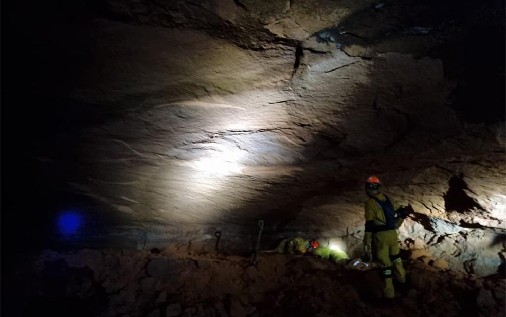 Desmoronamento em gruta deixa 15 bombeiros soterrados em São Paulo