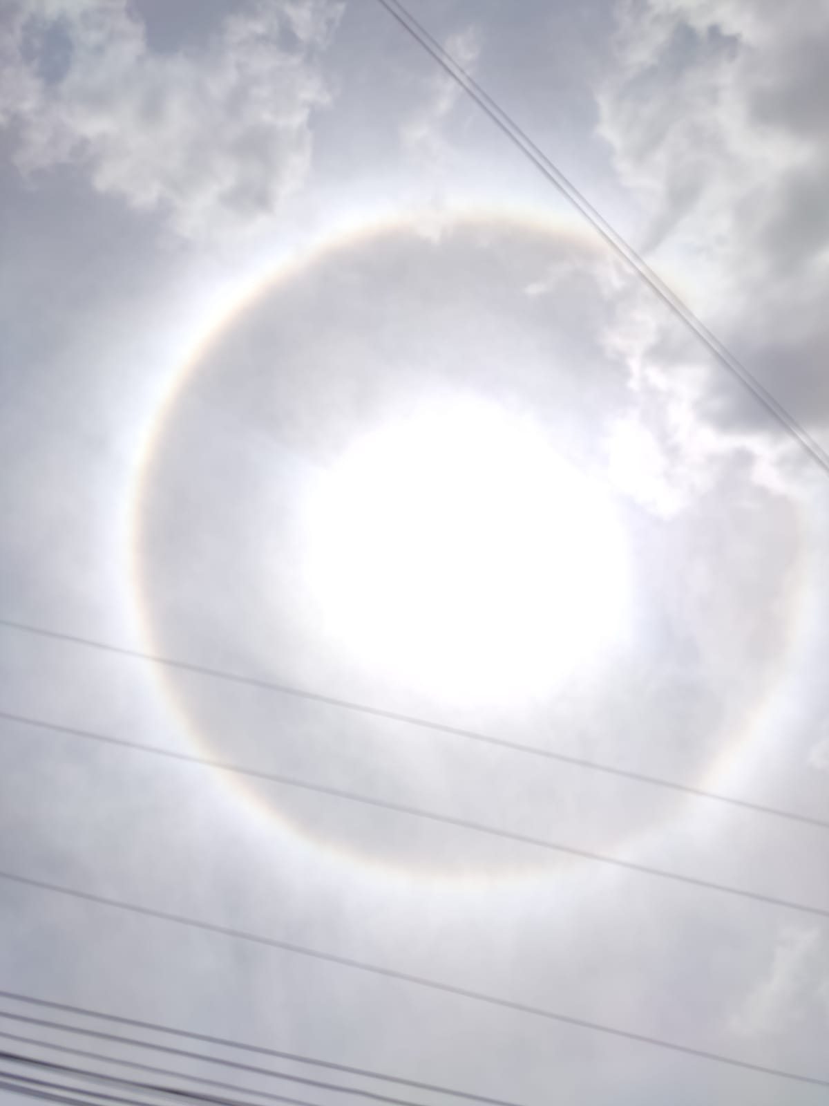 Fenômeno 'halo solar' aparece em SAJ e chama atenção de moradores