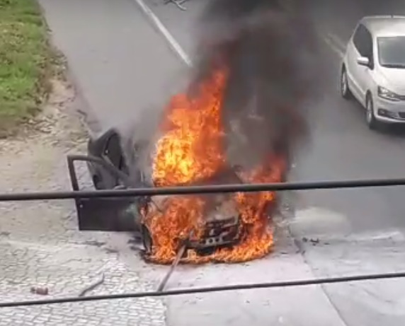 Carro é destruído por fogo no Alto Santo Antônio
