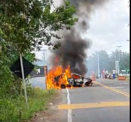 Carro pega fogo em frente a Prefeitura de Valença