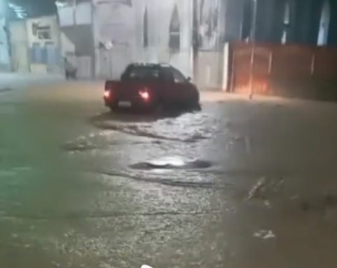 Motociclista fica ilhado durante chuva na cidade de Ubaíra