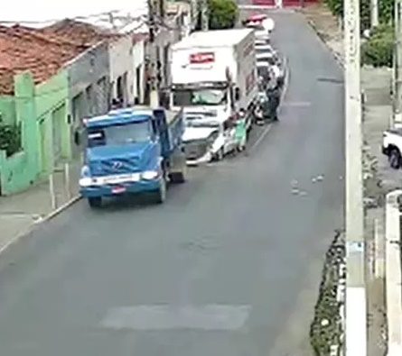 Motorista salta de carro e tira criança de veículo esmagado por caminhão no Ceará
