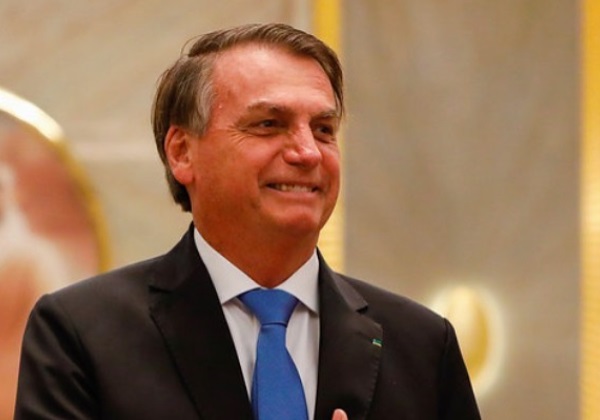 Em ato pela 'liberdade de expressão', presidente diz que recebeu informes de ameaças de prisão de Carlos Bolsonaro