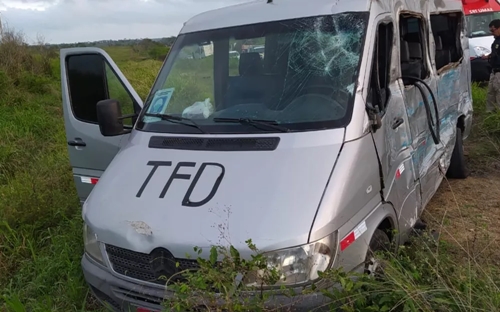 Acidente entre van de Secretaria de Saúde e caminhão deixa mortos e feridos na BR-116