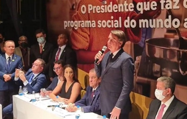 Bolsonaro assina ficha de filiação ao PL e sela casamento com Centrão