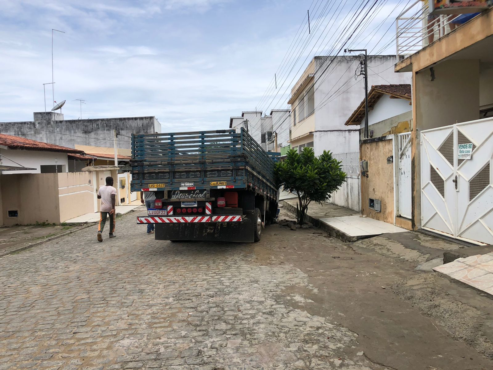 SAJ: calçamento cede e caminhão quase tomba no bairro Maria Preta
