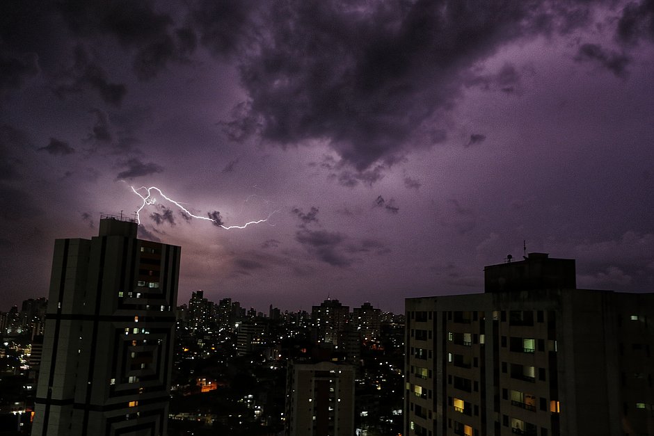 Salvador registra 468 raios em um período de apenas duas horas em noite de tempestade