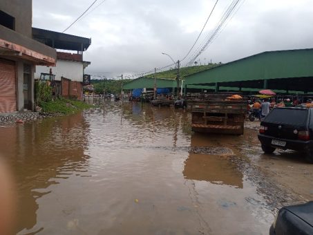 Ipiaú: Chuvas inundam parte do Centro Comercial José Motta Fernandes