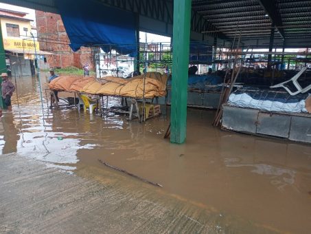 Ipiaú: Chuvas inundam parte do Centro Comercial José Motta Fernandes