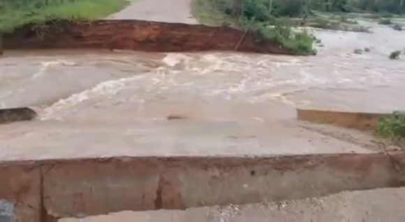 Jitaúna: Desaba ponte que ligava Baixa Alegre a Santa Terezinha