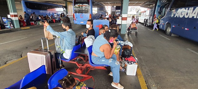 Feira de Santana: Terminal Rodoviário lotado e muitas reclamações de passageiros nesta quinta-feira (23)