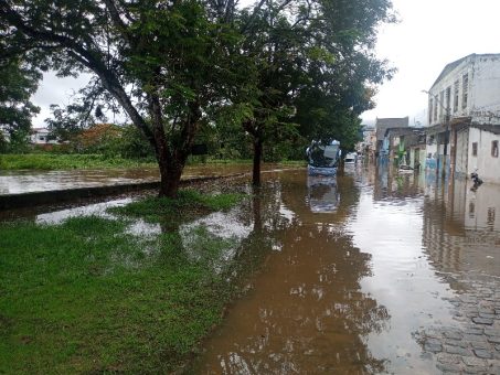Ipiaú: Enchente do Rio Água Branca interdita Rua Atahyde Ribeiro, no centro da cidade