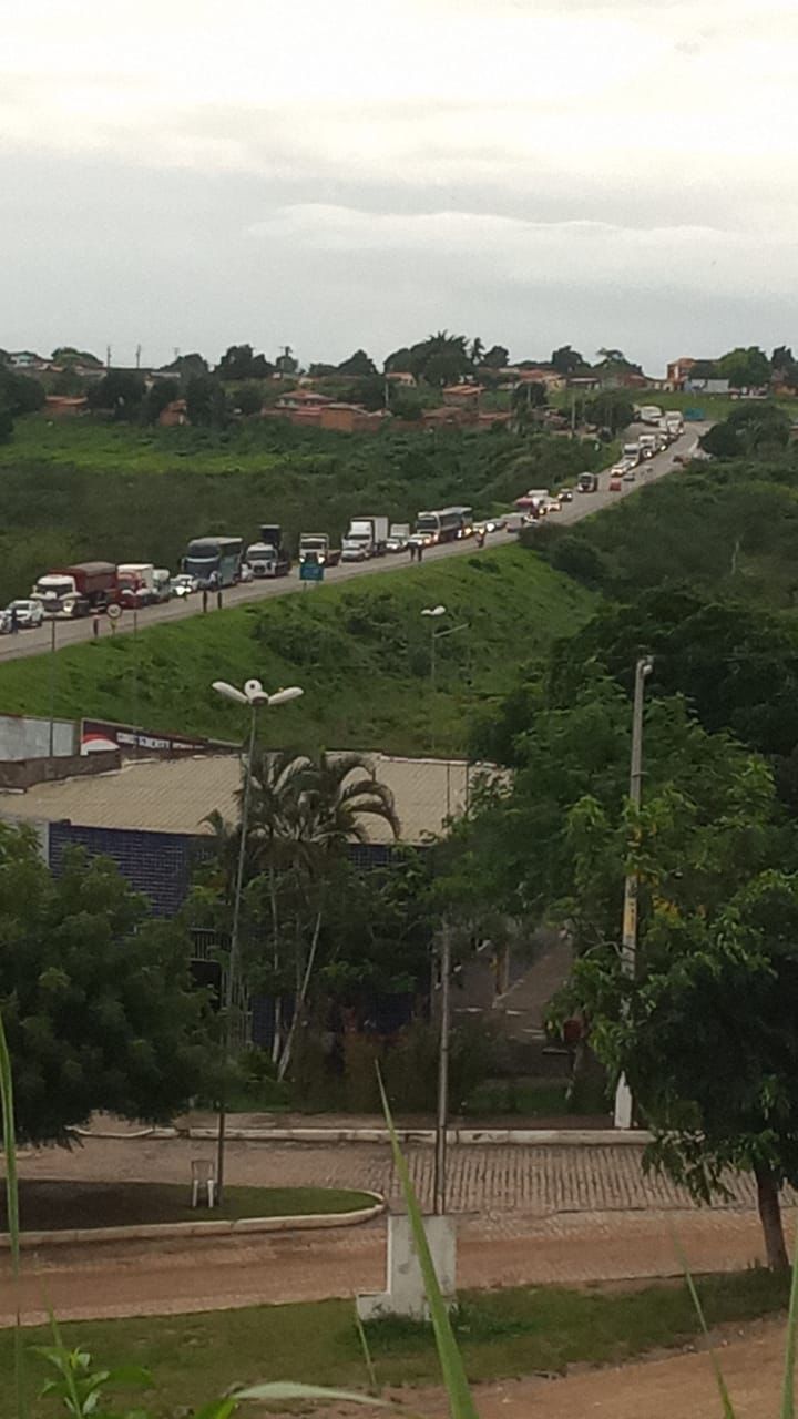 Engarrafamento é registrado na BR-101, próximo a Conceição do Almeida; deslizamento de terra interditou rodovia