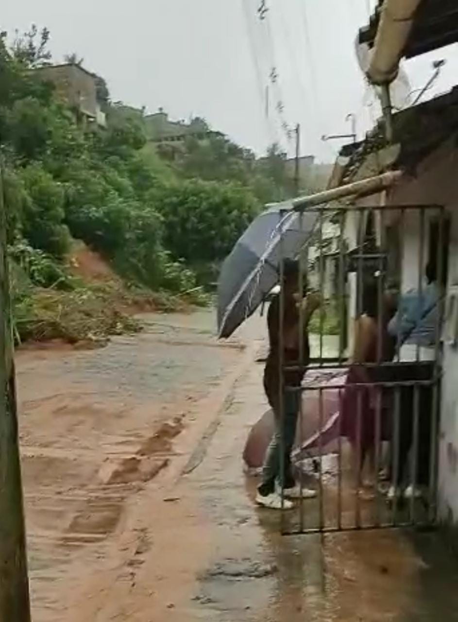 Teolândia: Devido risco de desabamento, após fortes chuvas, agentes de saúde conscientizam moradores a serem relocados
