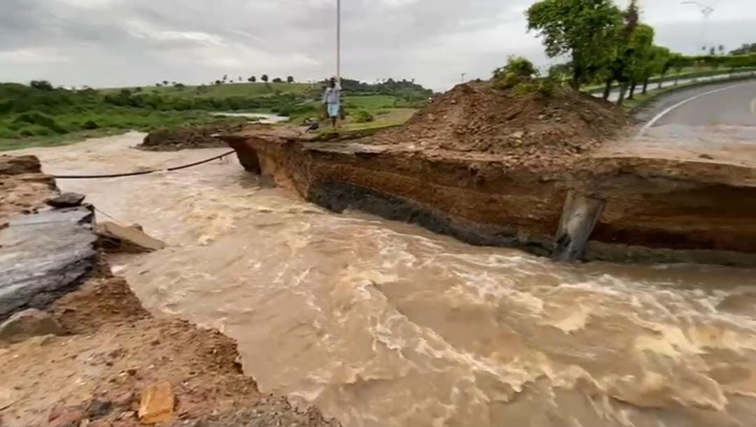 Conceição do Almeida: Trecho da BR-242 é destruída pela correnteza, após fortes chuvas