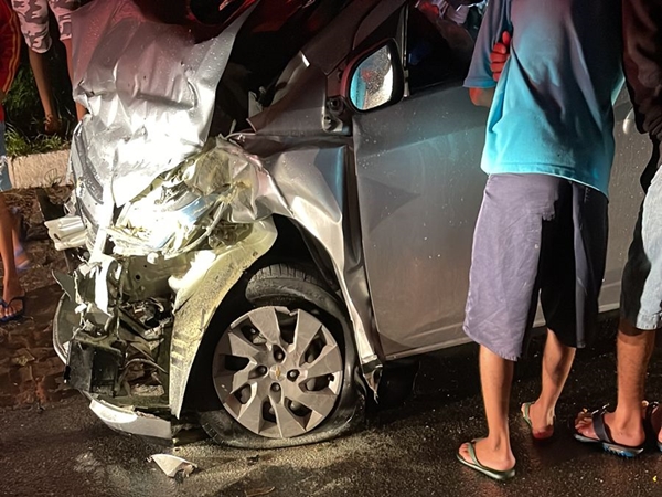 Colisão frontal entre carro e carreta deixa motorista ferido na BR-116, em Itatim