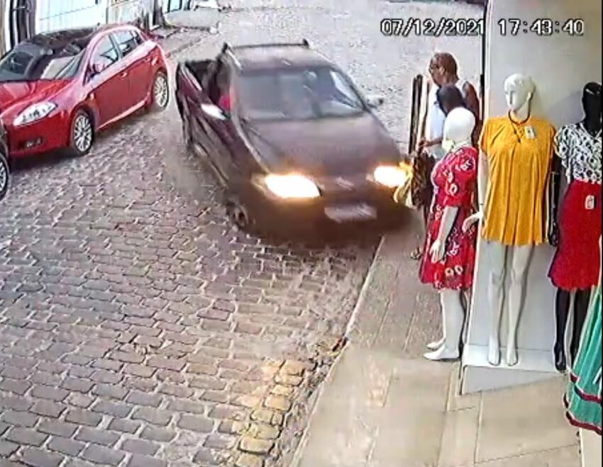 Carro atropela duas pessoas e invade casa em Nazaré; veja vídeo