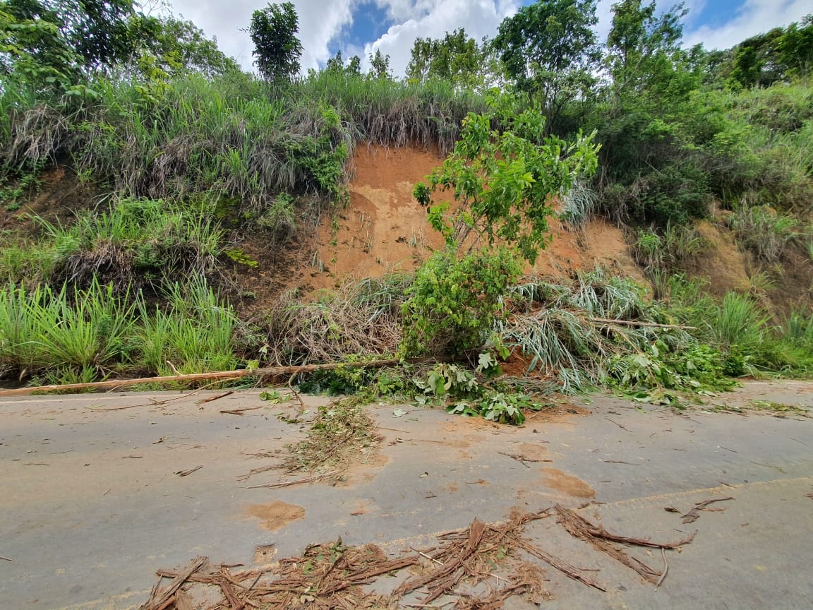 Deslizamento de terra bloqueia parcialmente pista na Curva do Óleo em Amargosa