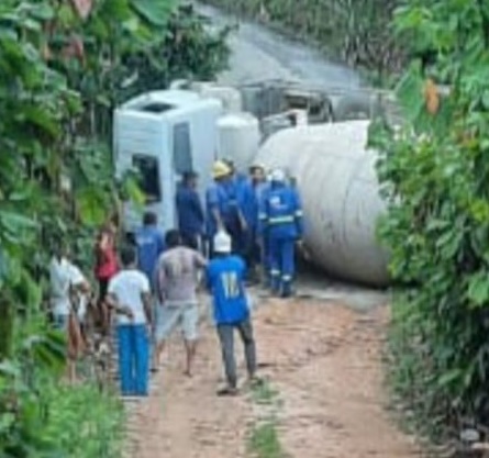 Caminhão betoneira tomba e deixa motorista ferido em Mutuípe