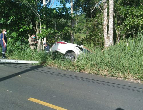 Motorista sofre acidente, é socorrido em outro veículo e morre após carro bater em árvore