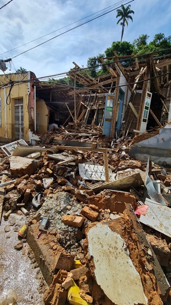98 casas e 48 comércios desmoronaram por conta das fortes chuvas em Ubaíra