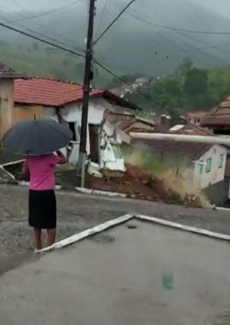 Casa desaba após chuva intensa em Nova Canaã