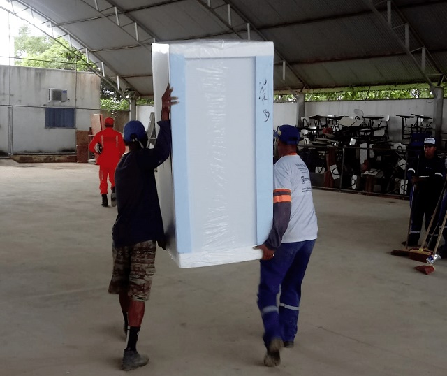 Governo da Bahia entrega primeiras 120 geladeiras a moradores de Itamaraju