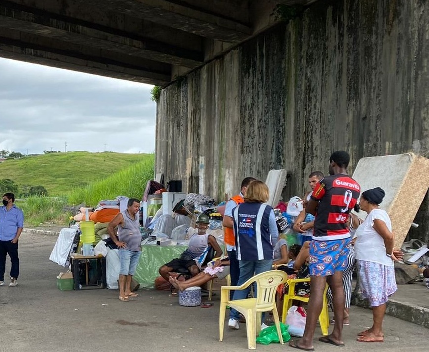  famílias buscam abrigo embaixo de viaduto em Itabuna