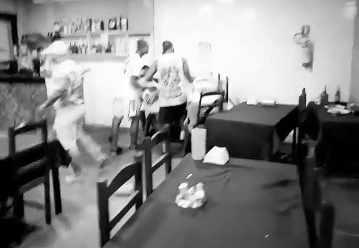 Grupo invade pizzaria e agride torcedor do Vitória