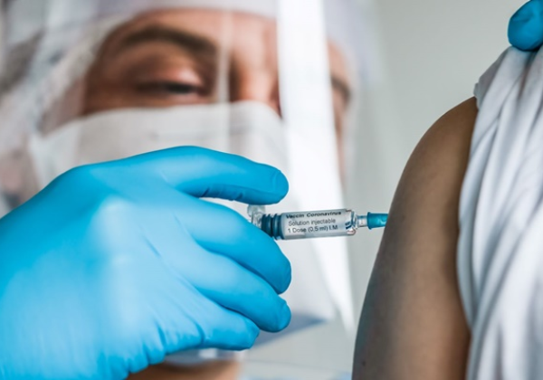 Por que vacinados ainda podem pegar covid (e não é falha do imunizante)
