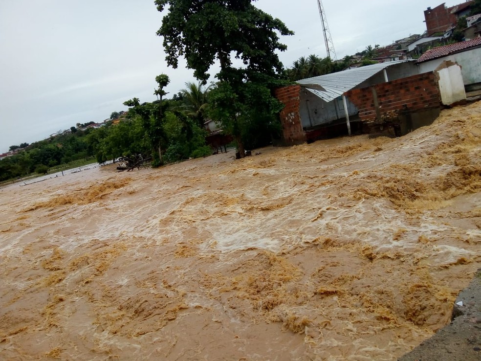 Sobe para 16 o nº de mortos por causa da chuva na Bahia; mais de 378 mil pessoas afetadas no estado