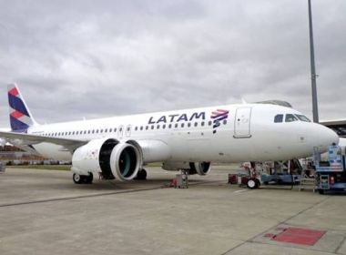Após surto de covid, Latam cancela 47 voos que estavam previstos até 16 de janeiro