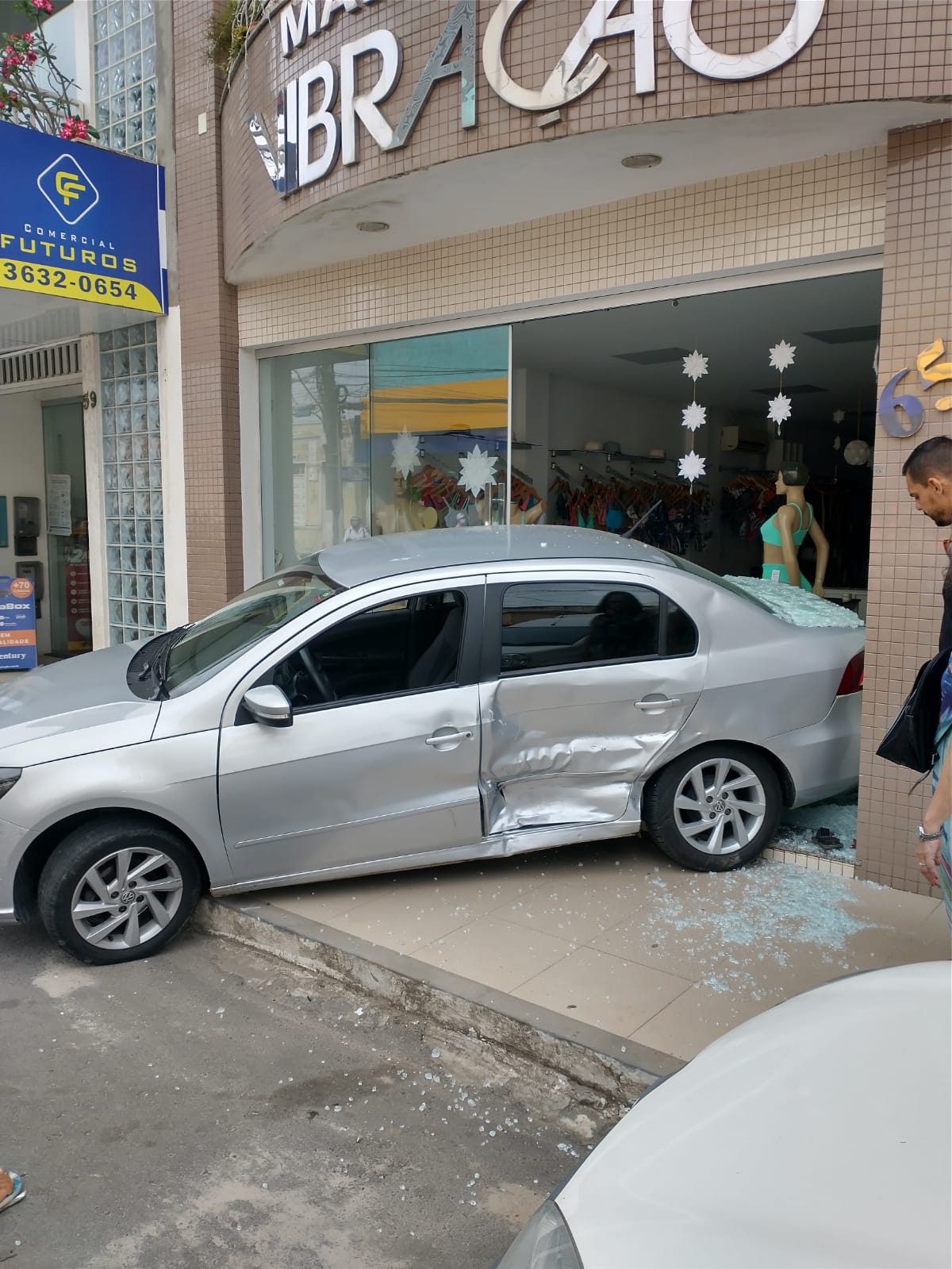 Carro vai parar dentro de loja após acidente no centro de Santo Antônio de Jesus