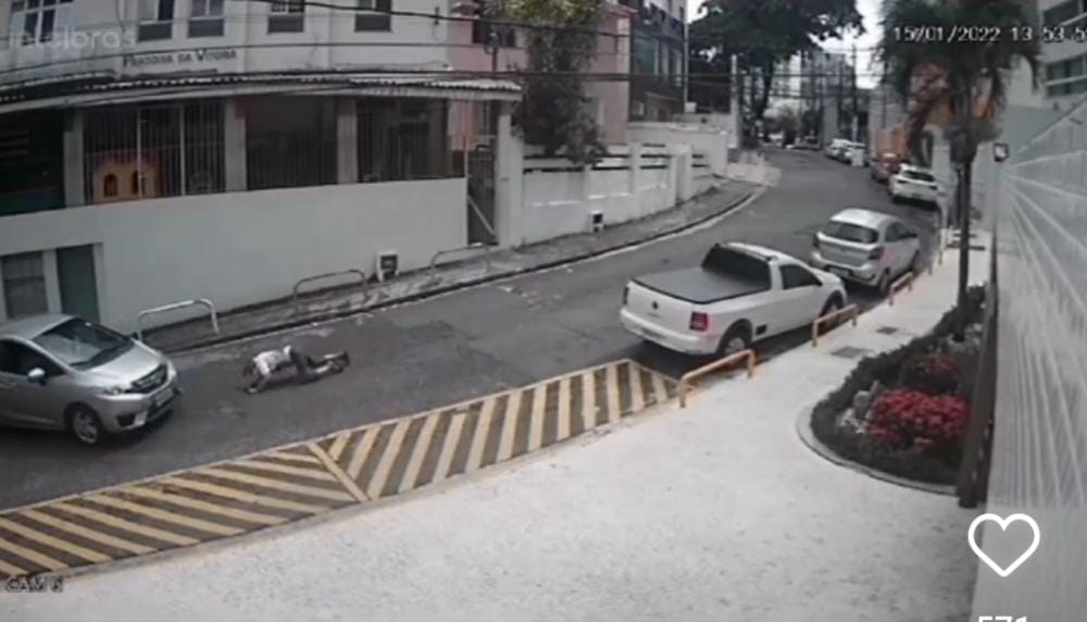 Assaltante atropela uma idosa durante um roubo de carro na tarde de sábado(15) no bairro da Graça, em Salvador