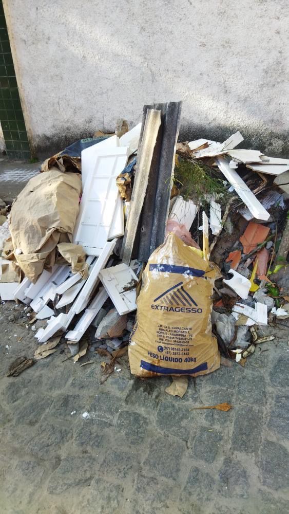 SAJ: moradores do Bairro Andaiá reclamam de entulhos acumulados na Rua Fonte do Céu