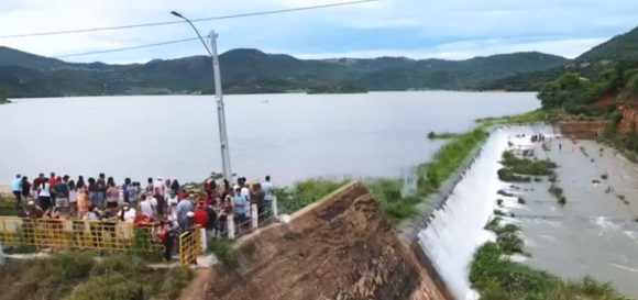 Pela primeira vez em 30 anos, barragem de Guanambi sangra e prefeitura emite alerta