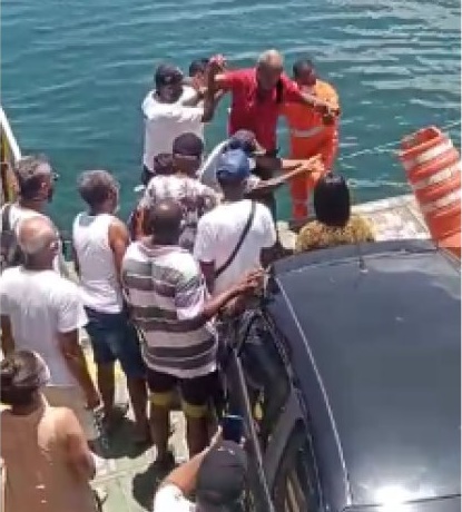 Idoso é resgatado após se jogar de embarcação do ferry boat, em Bom Despacho