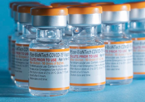 A ampliação de uso da vacina da Pfizer para imunizar crianças de 6 meses a 4 anos de idade contra a covid-19 foi aprovada pela Anvisa em setembro.